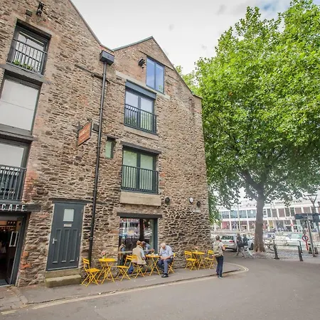 Harbourside Apt-alexander May